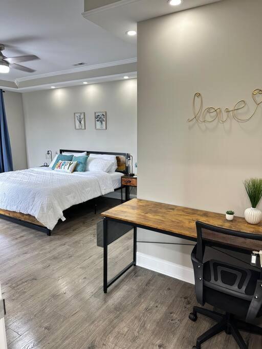 Holiday home Private House In Heart Of Historic Barton Heights!